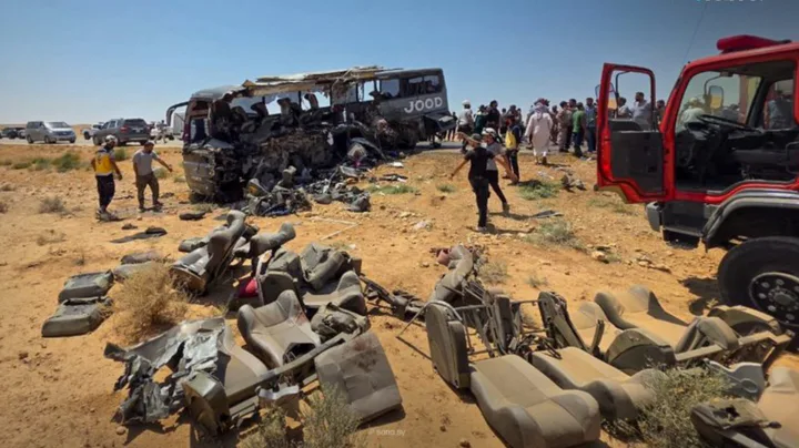 أزمة إنسانية في سوريا: تصادم حافلتين على طريق دير الزور – دمشق يودي بحياة 35 شخصًا وينتج 30 مصابًا