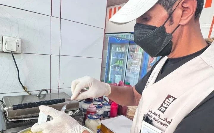 حملة مكثفة بأمانة عسير: إغلاق منشآت غذائية وإتلاف كميات هائلة من المواد الفاسدة