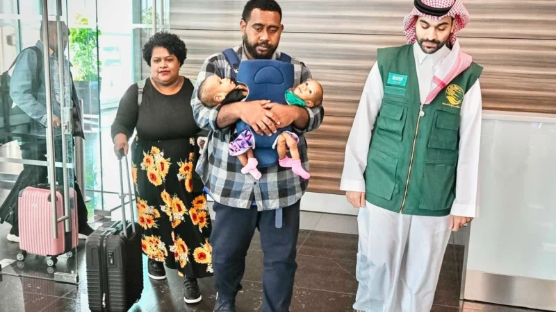 مبادرة إنسانية سعودية: توأمان فيجيان ملتصقان يصلان الرياض لدراسة إمكانية الفصل
