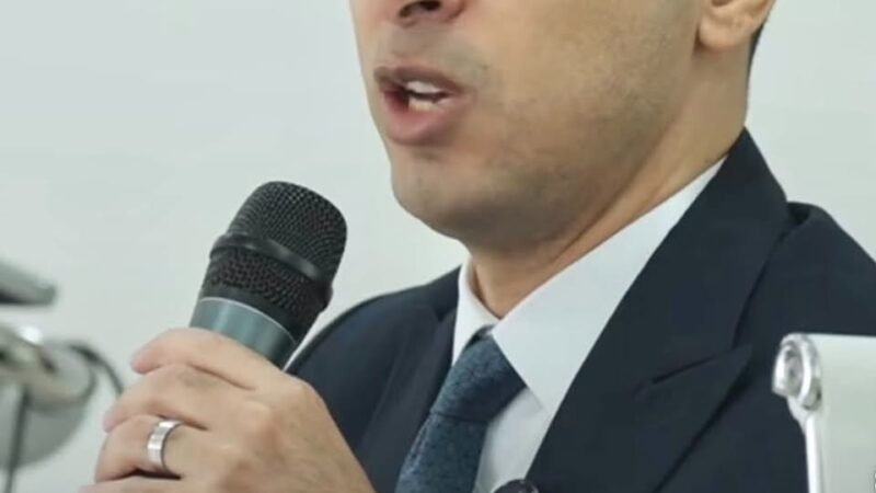 محمود معاذ -يحصد جائزة افضل  مستشار في المعالجات التجارية